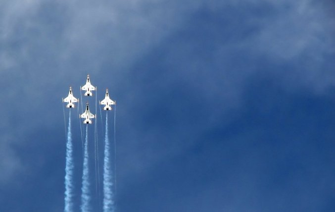 5201-f-16-air-force-thunderbird-jets-flying-in-formation-at-the-2009-robins-a-pv